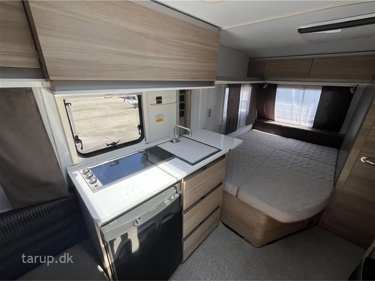 Billede 14 - 2016 - Adria Altea 472 PU Fortelt: Ventura D300, Truma mover, rundsiddegruppe, aircon., DuoControl, el-gulv-varme, køleskab m/ fryser, gulvtæpper, fransk dobbeltseng