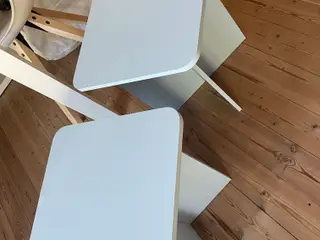 Små lyseblå borde 