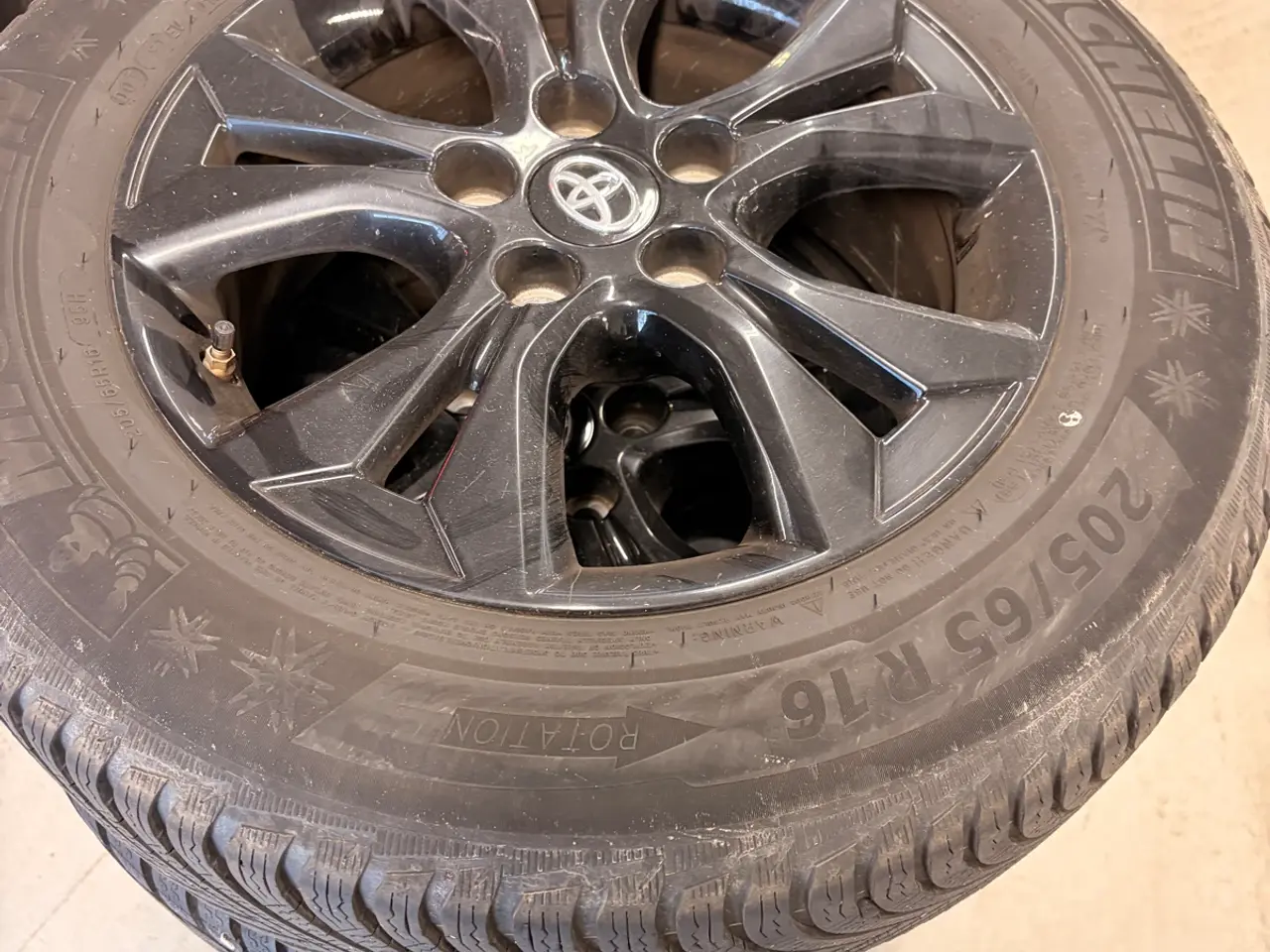 Billede 2 - Originale sorte 16" Toyota alufælge m. vinterdæk