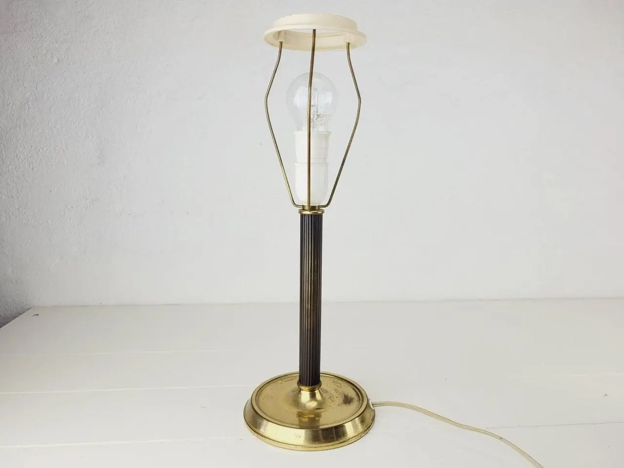 Billede 1 - ⭐️ Elegant bordlampe i messing i en fortryllende E