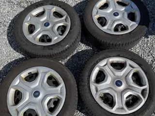 4 stk. 17” Ford-stålfælge med fælgkapsler.