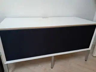 TV bord med plads til surround anlæg samt 42' TV