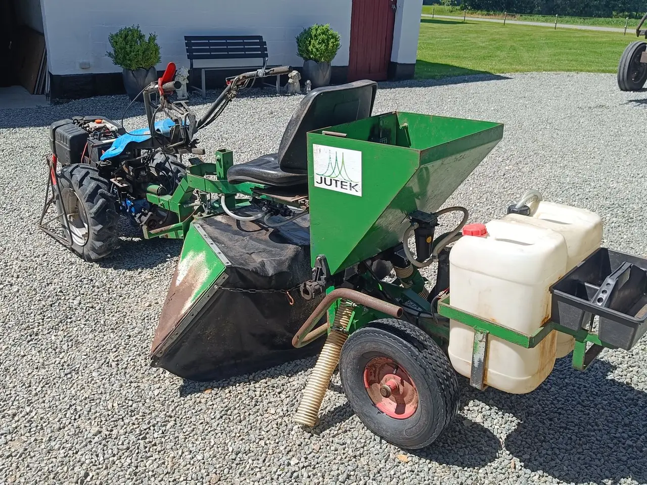 Billede 3 - - - - To hjuls traktor med gødning og sprøjte tilbehør (momsfri)
