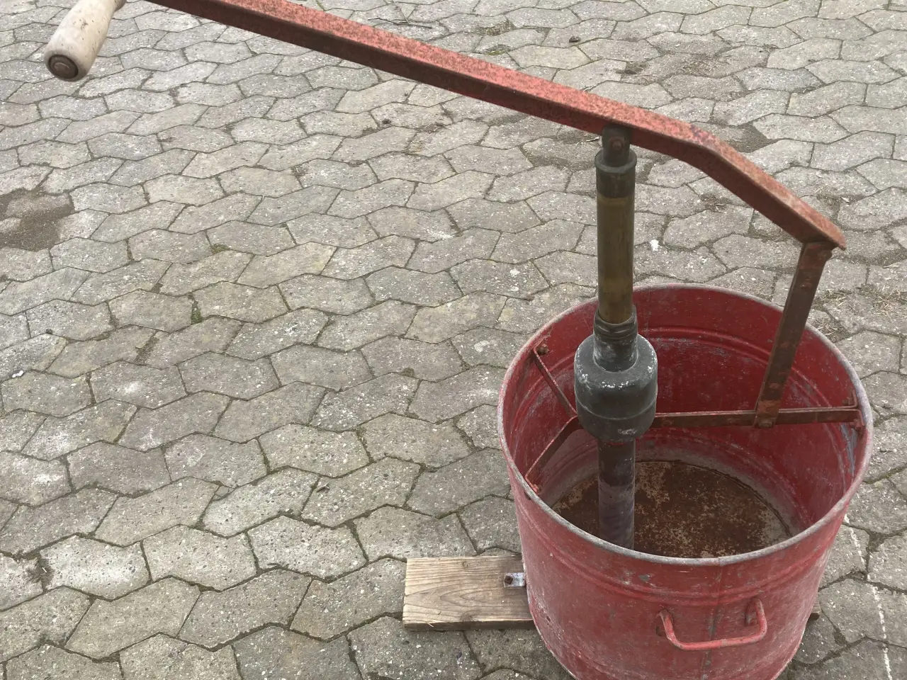 Billede 3 - Gl. Brandspand 60 liter med pumpe fra 50´erene