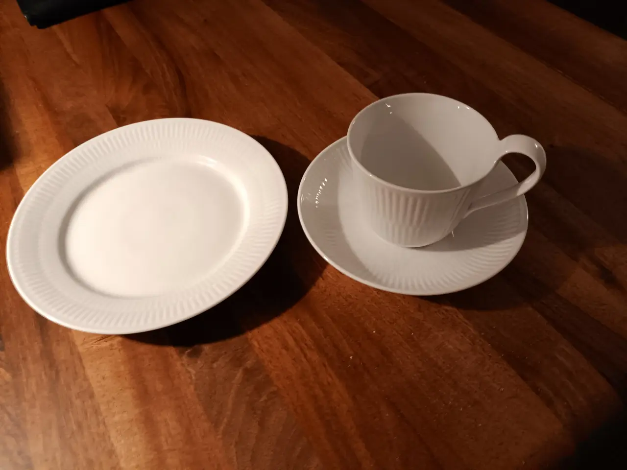 Billede 2 - 4 stk HVID RIFLET kop, underkop og kagetallerken