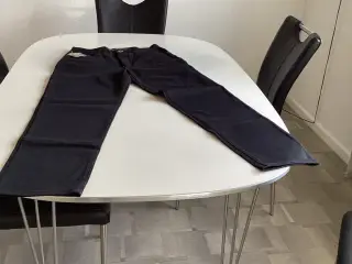 Nye sorte jeans til herre