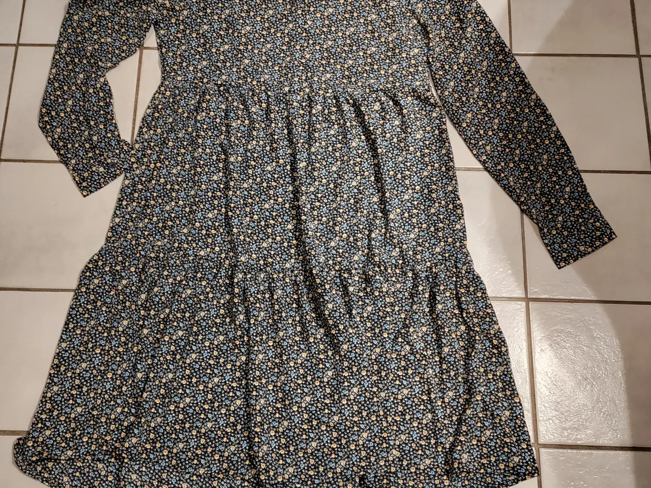 Billede 1 - Blomstret Kjole Ny