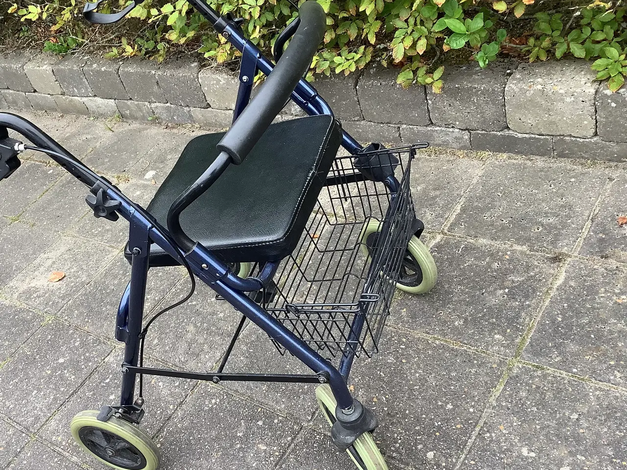 Billede 2 - Rollator med bremser og kurv