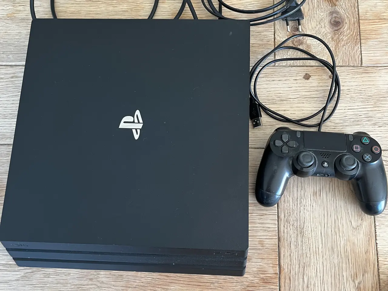 Billede 1 - PlayStation 4 Pro 1 TB – klar til brug (Kun afhent