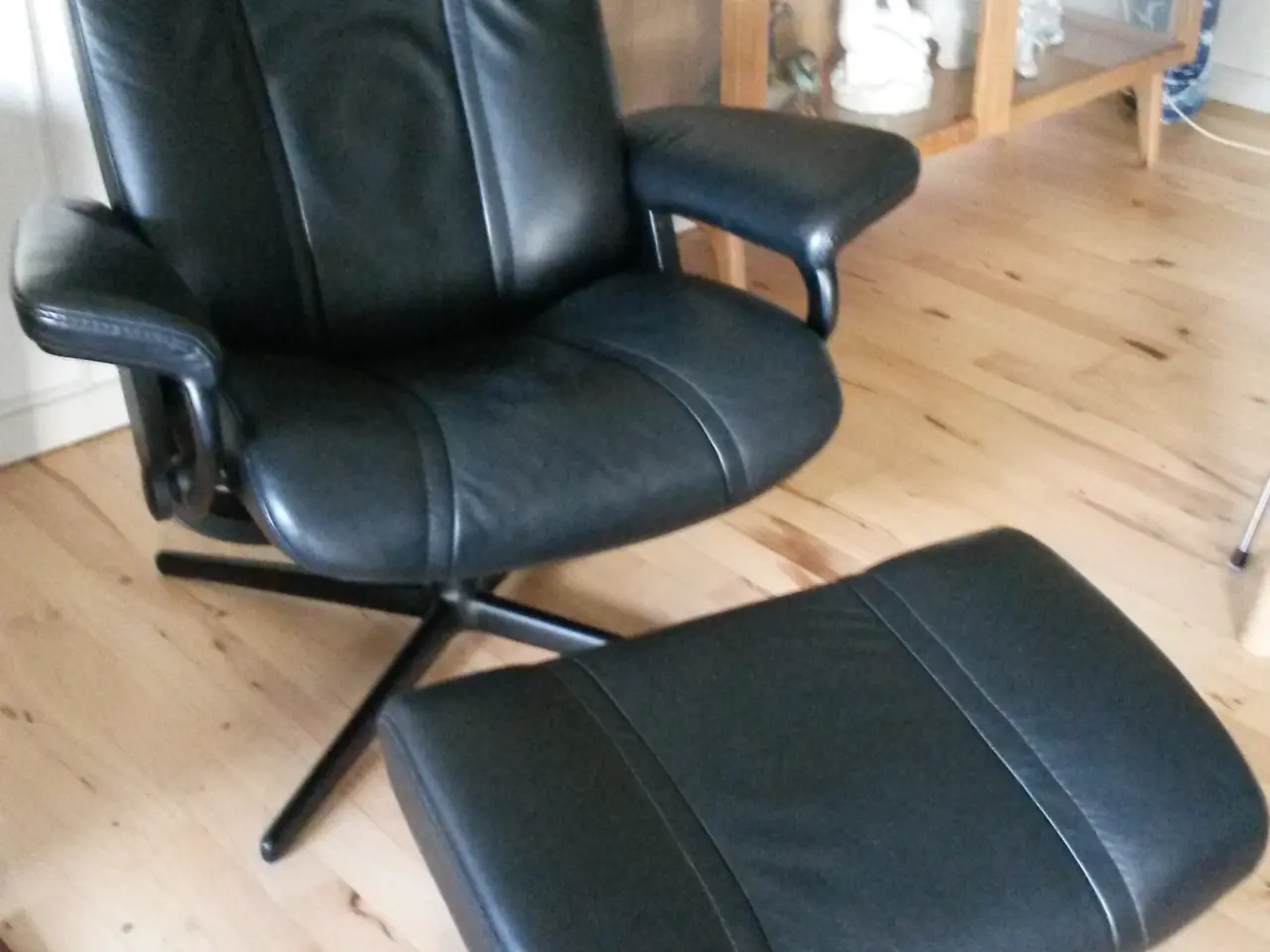 Billede 3 - stressless wing med skammel. har 2 sæt