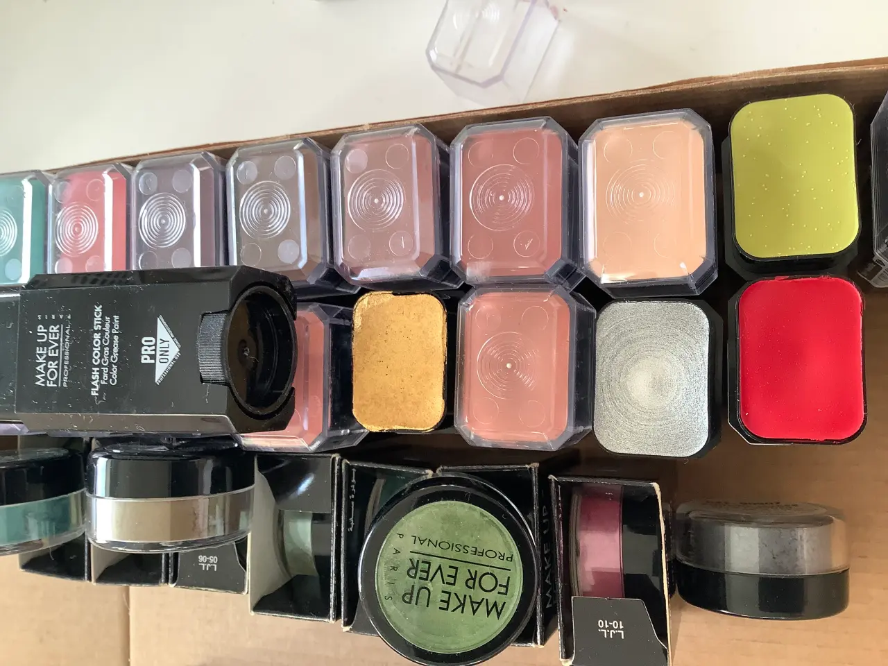 Billede 1 - Stor makeupserie sælges til god pris.