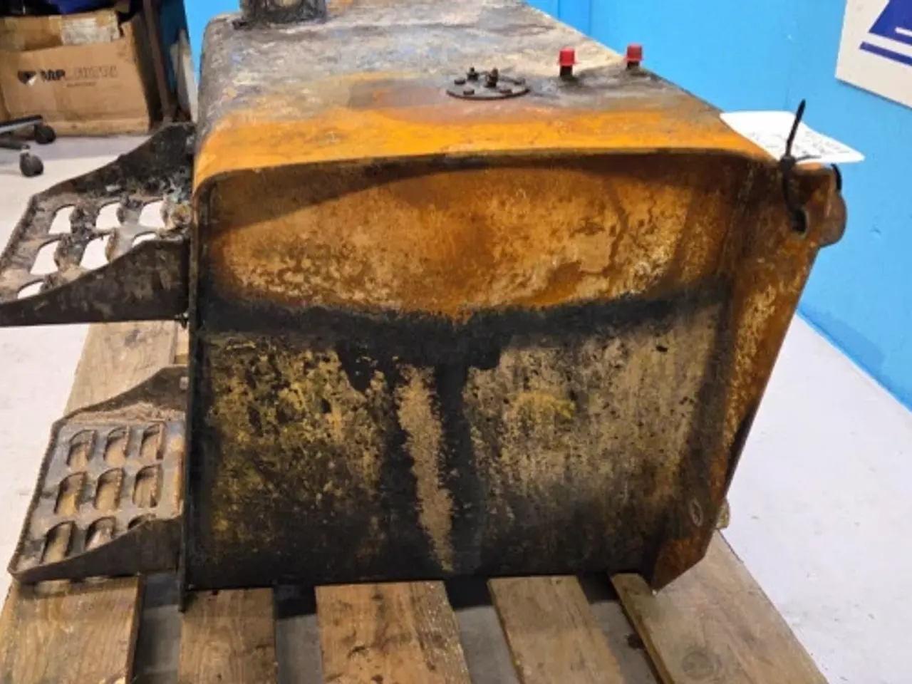 Billede 17 - New Holland LB115B Dieseltank 84262236