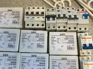 Eltavle og 18 automatsikringer