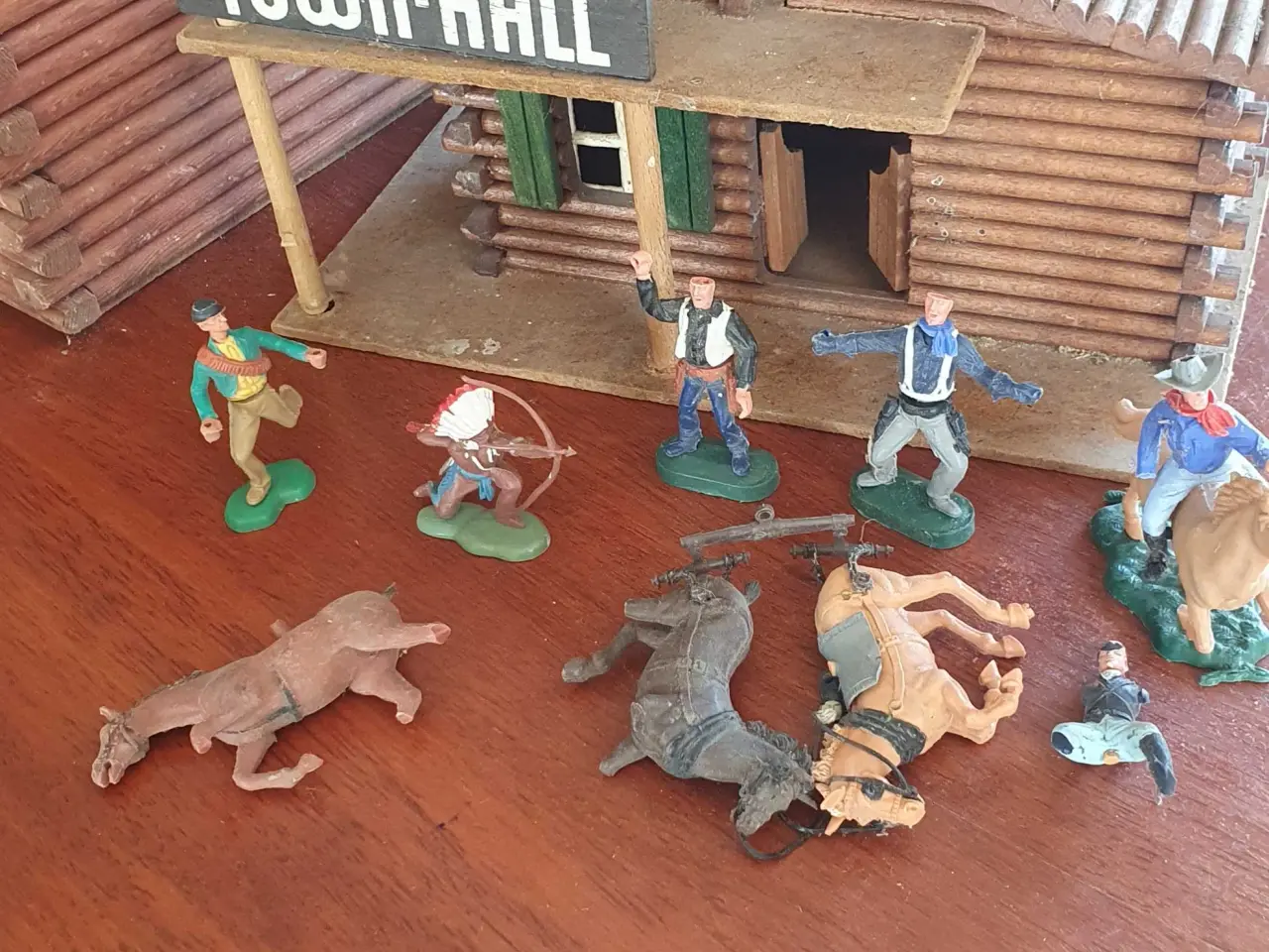 Billede 4 - Vintage westernstil town hall + figur