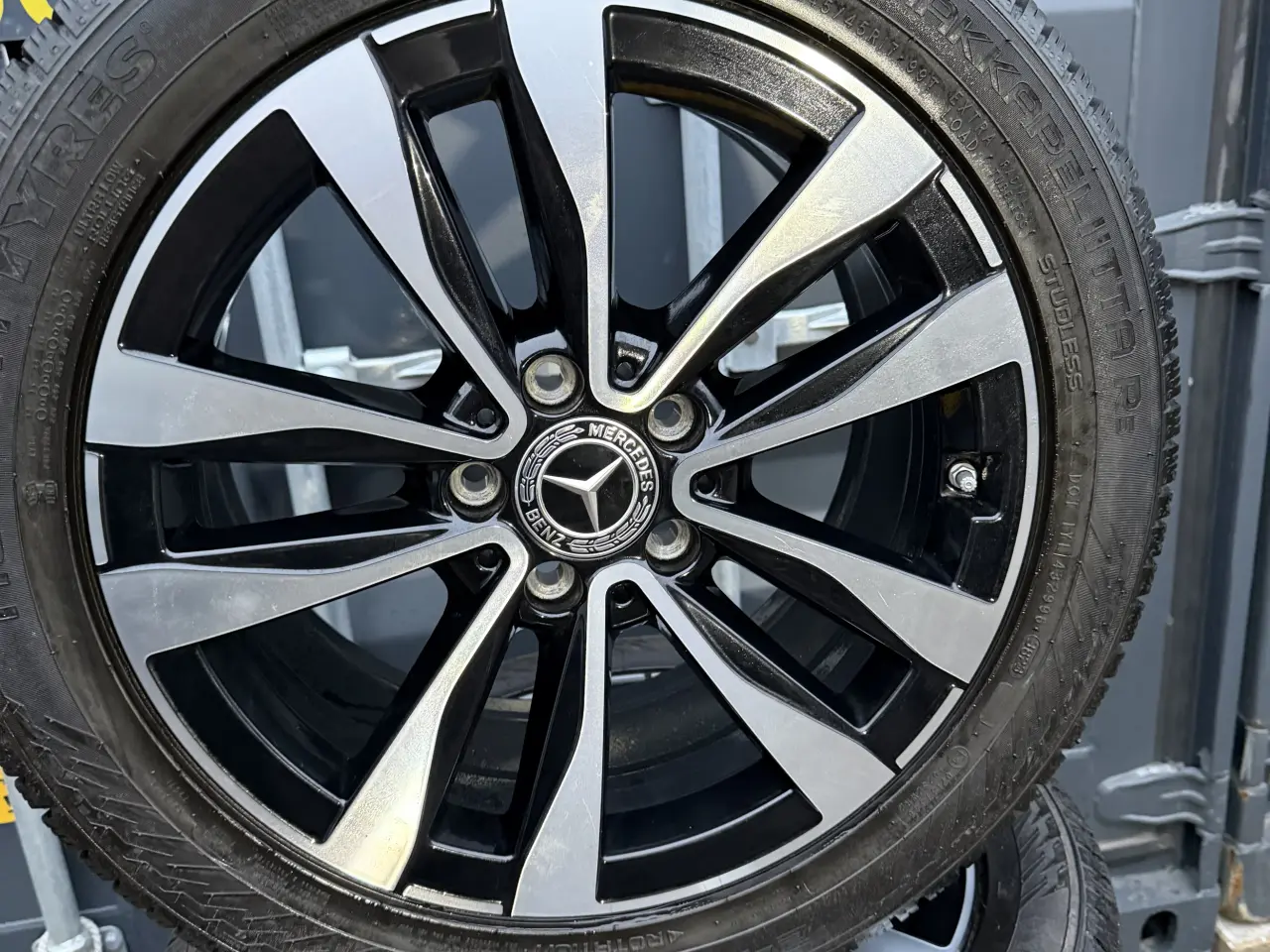 Billede 4 - Mercedes 17 fælge med vinterdæk passer til C/E/CLA