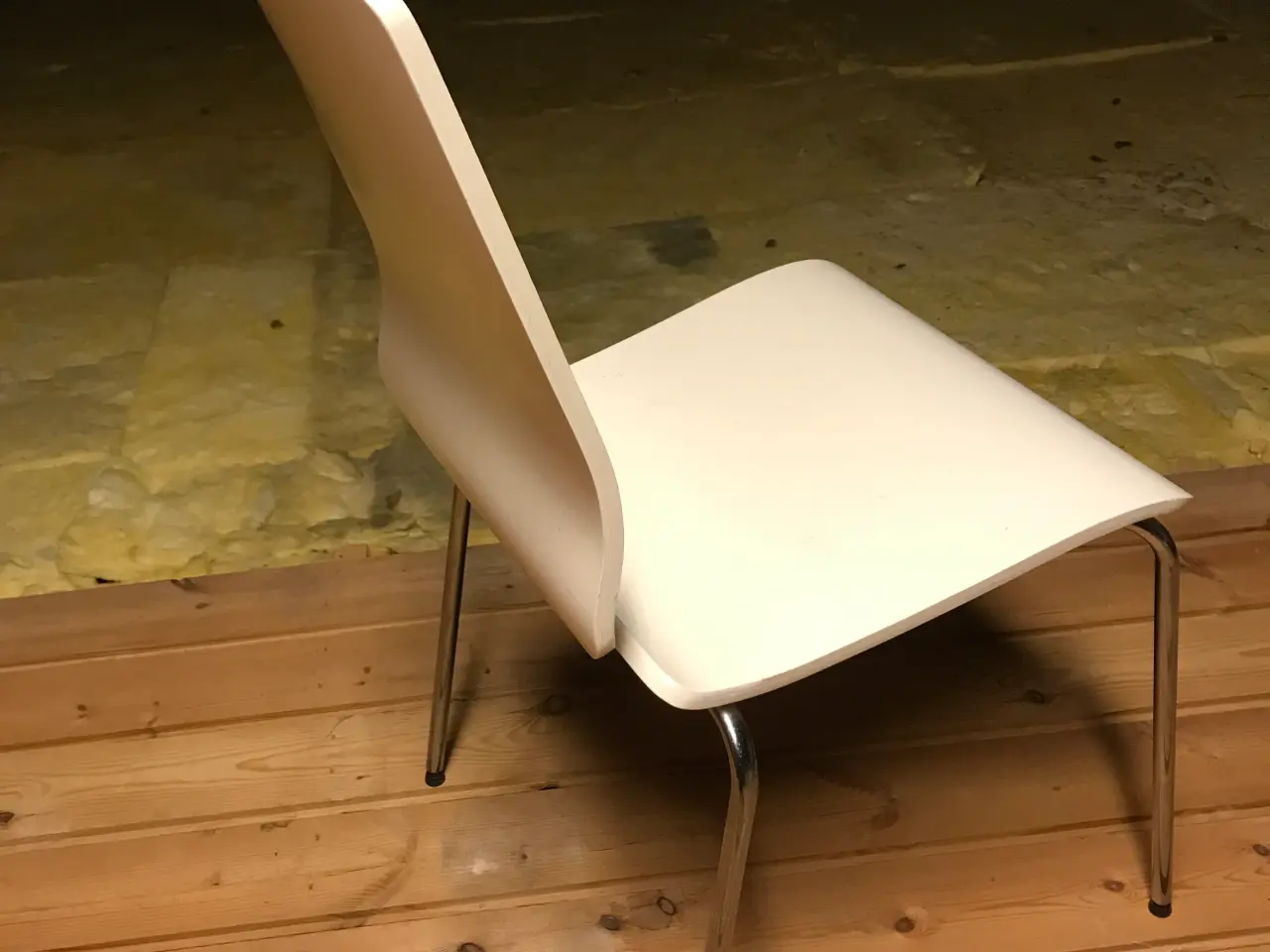 Billede 3 - 4 stole i hvidt træ. (stabelbare)