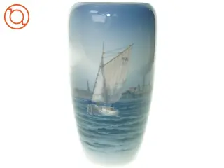 Vase med marine motiv og sejlbåd, Royal Copenhagen nr. 2609-1049 fra Royal Copenhagen (str. 23 x 12 cm)