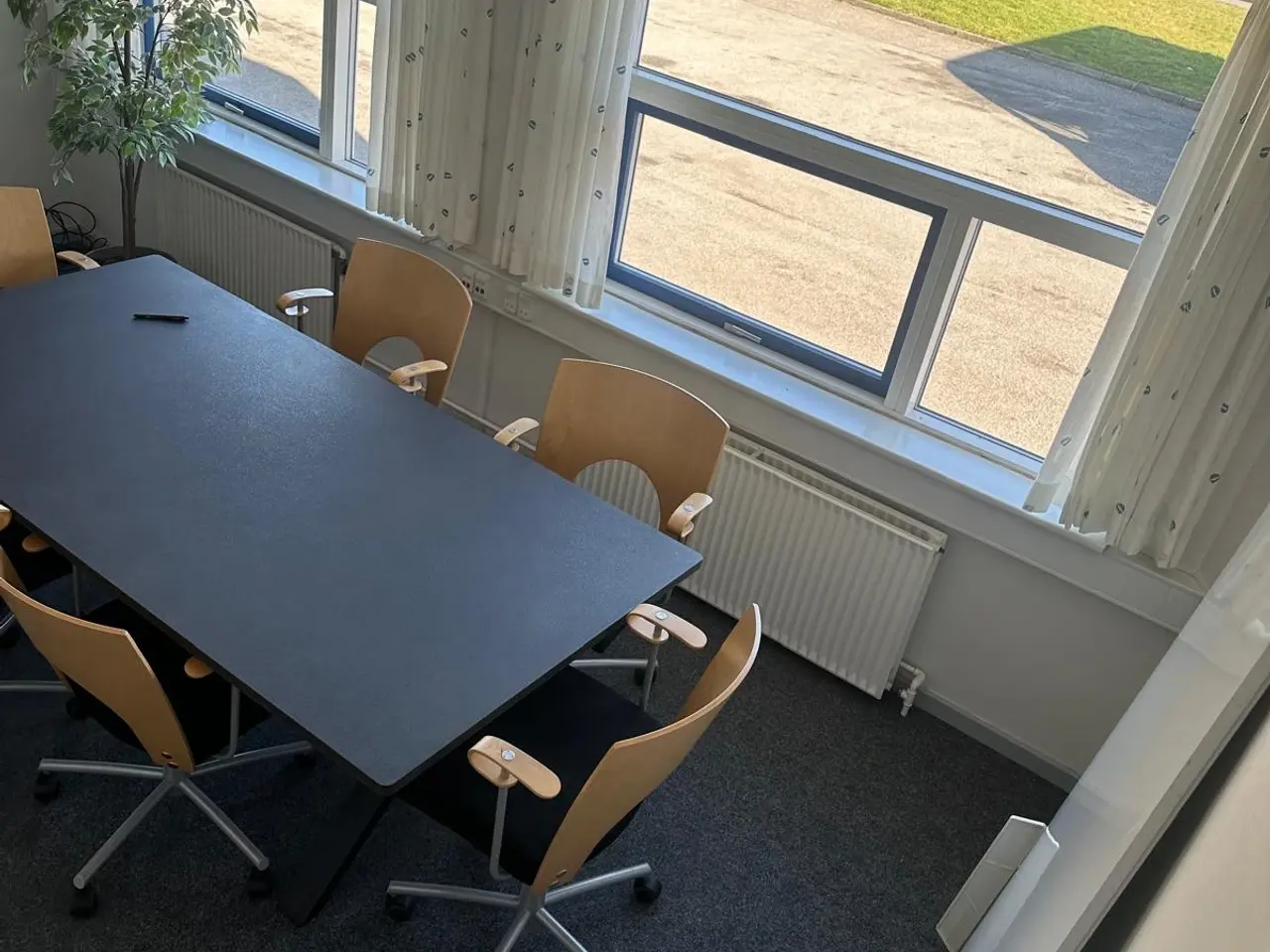 Billede 2 - Mødebord og 6 Kinnarps YIN mødestol