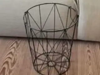 Sort metal kurv 