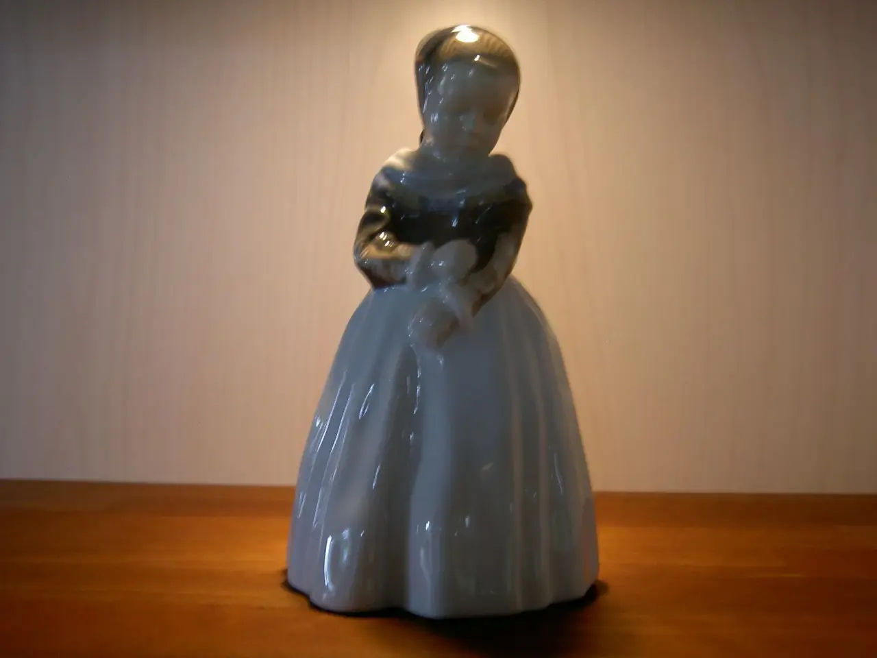 Billede 3 - Amagerpige stående  fra Royal Copenhagen