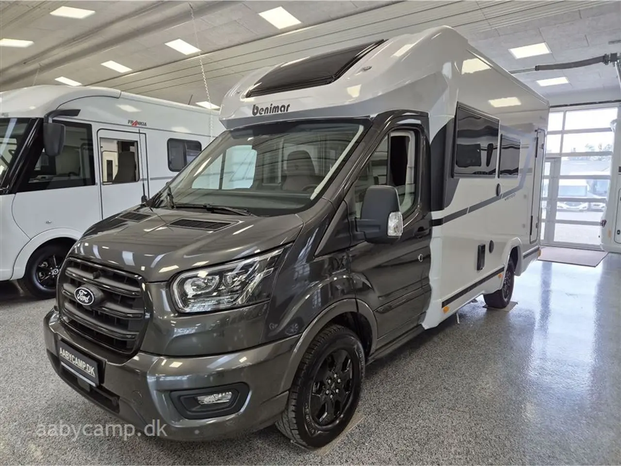 Billede 4 - 2027 - Benimar Yrteo 885 En lille veludstyret camper med et fantastisk rummeligt indre på kun 6,39 meter.