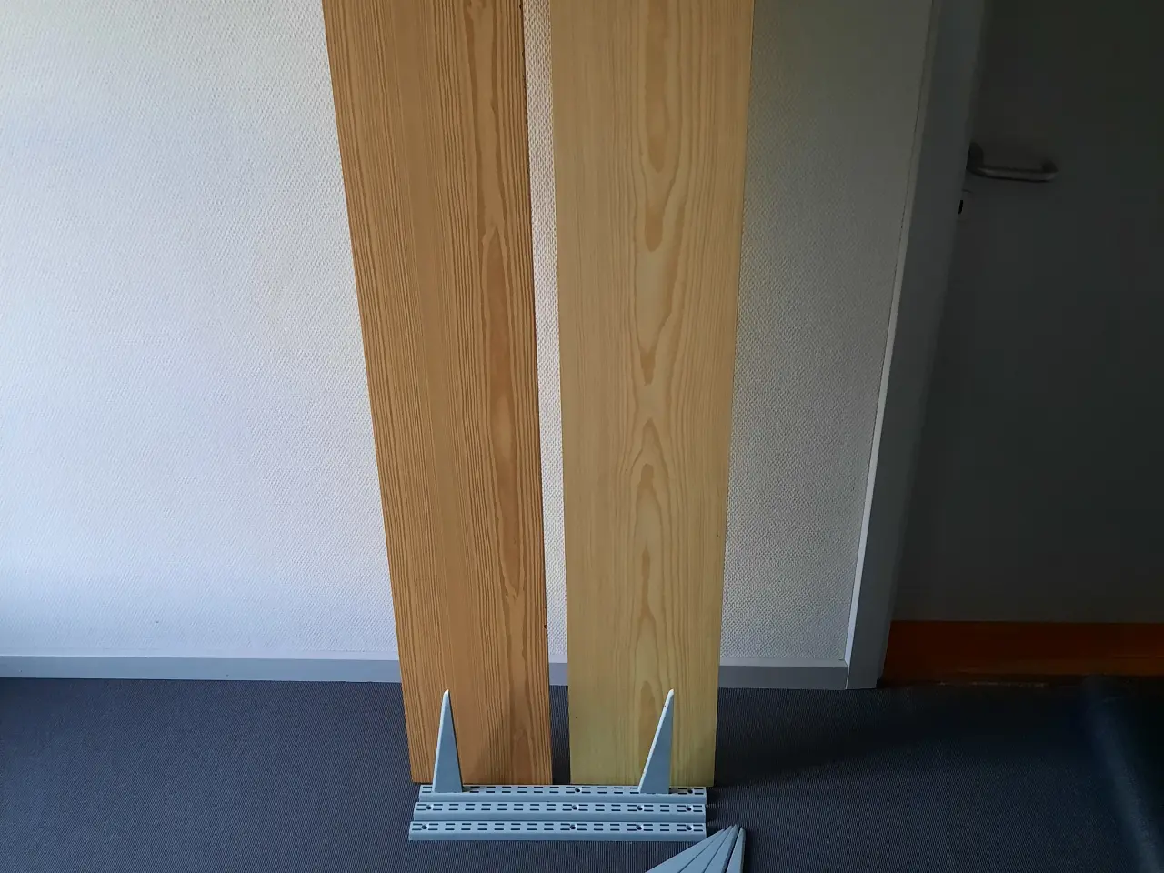 Billede 1 - 2  Melamin hyldeplader235x25x2 med 6 hyldebeslag