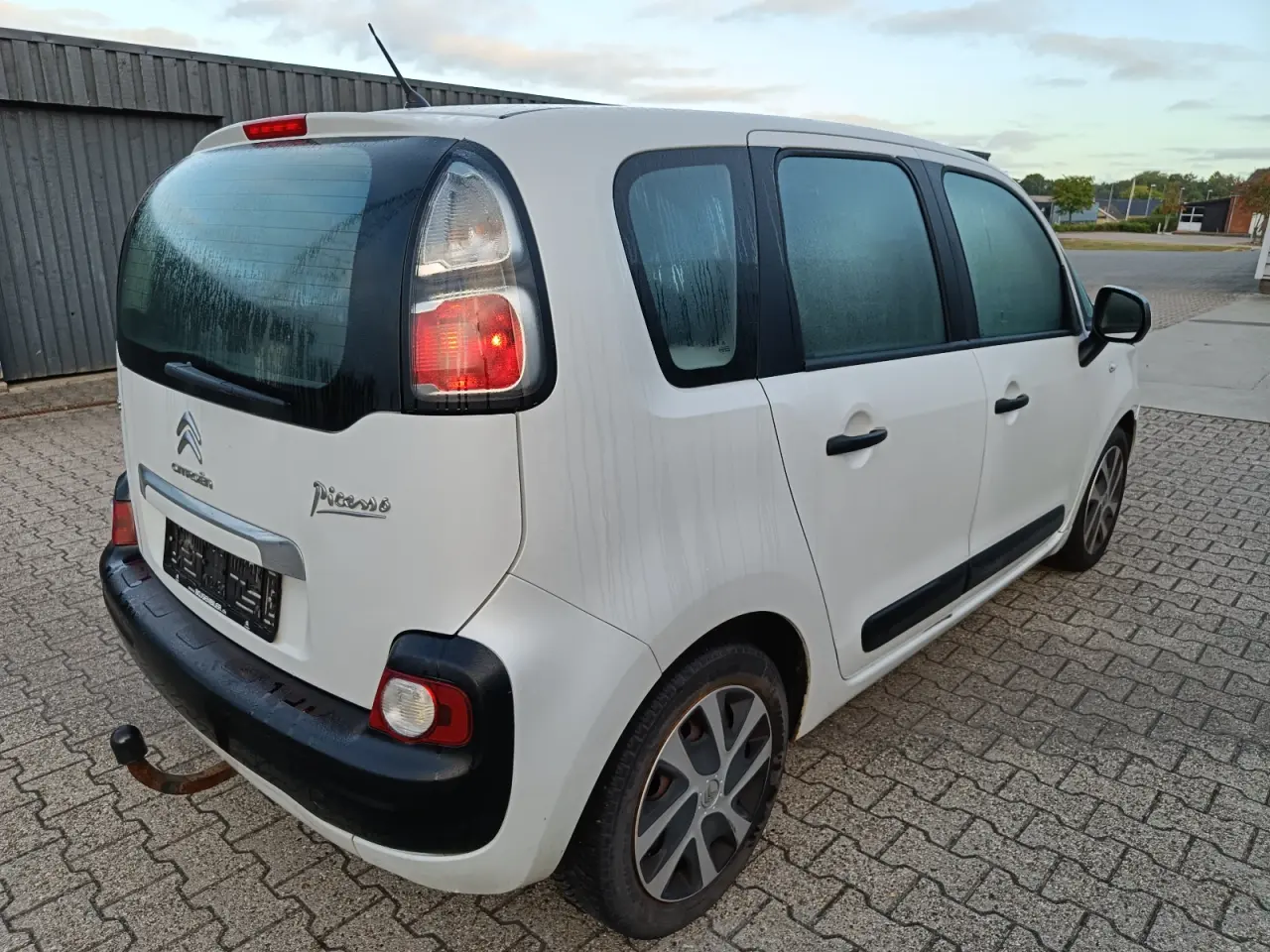 Billede 3 - God lille familiebil 
