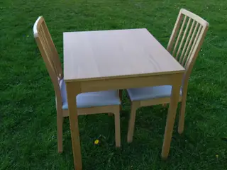Lille spisebord fra ikea med 2 stole