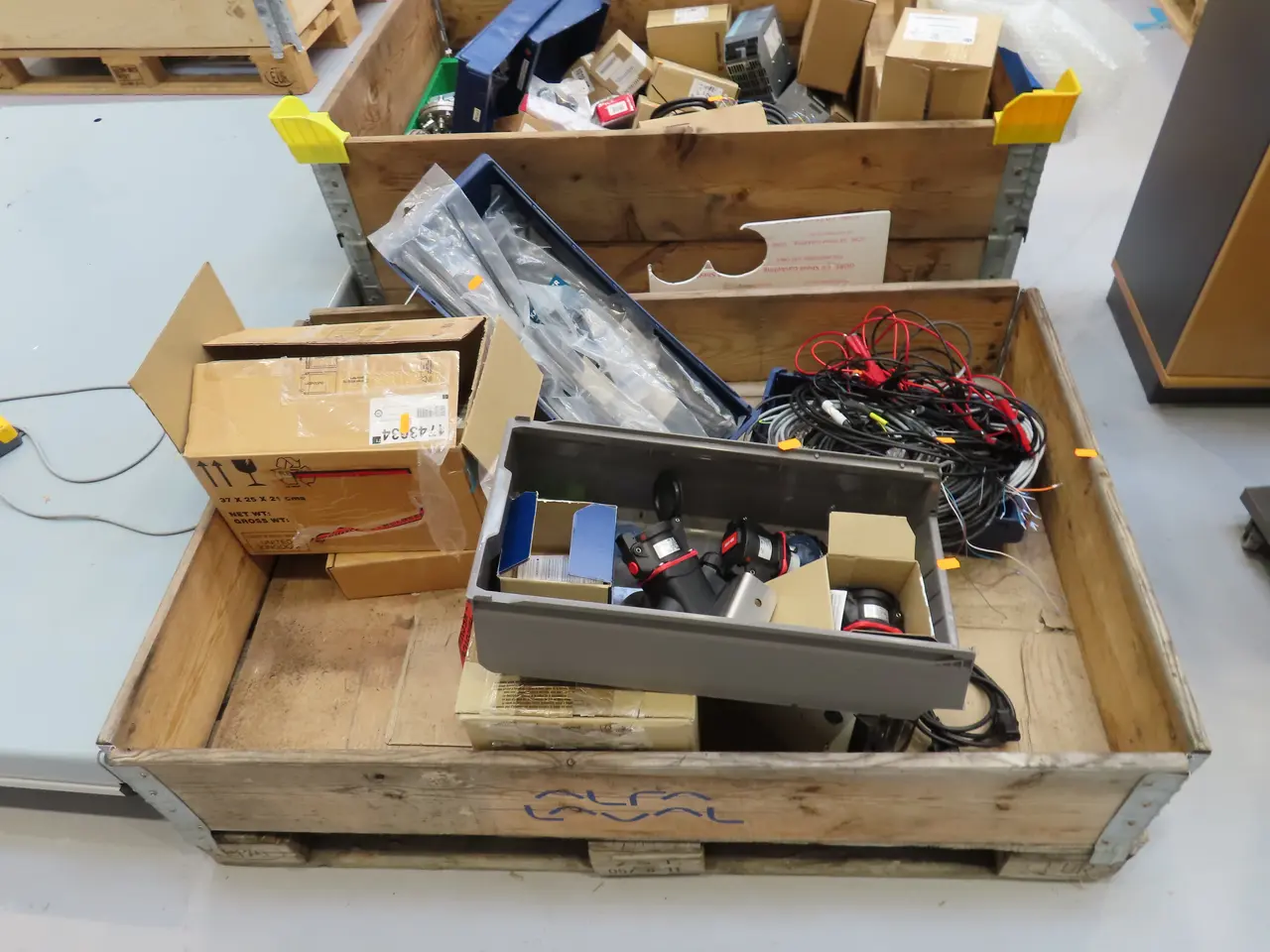 Billede 1 - Palle med div. kabler, sensor ABB GL 10 3TA, strømforsyning BK PRECISION m.m.