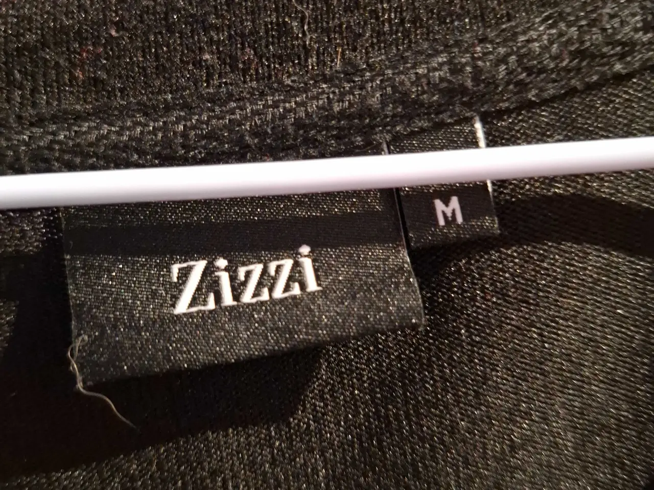 Billede 3 - Sort bluse fra Zizzi med perler på ærmerne