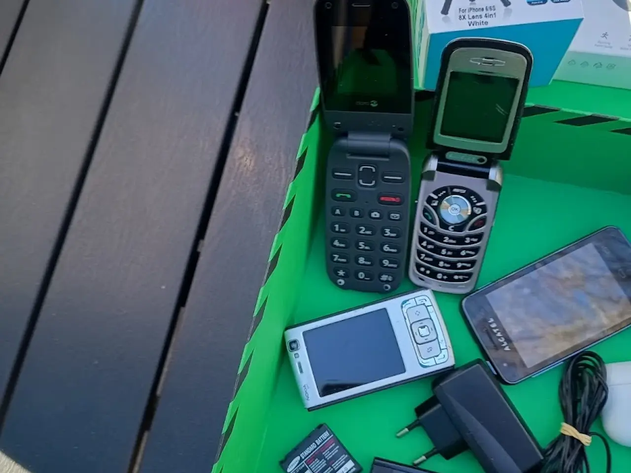 Billede 11 - Rodekasse med gl. mobiler og andet