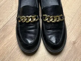 Duffy sorte loafers m/guldspænde