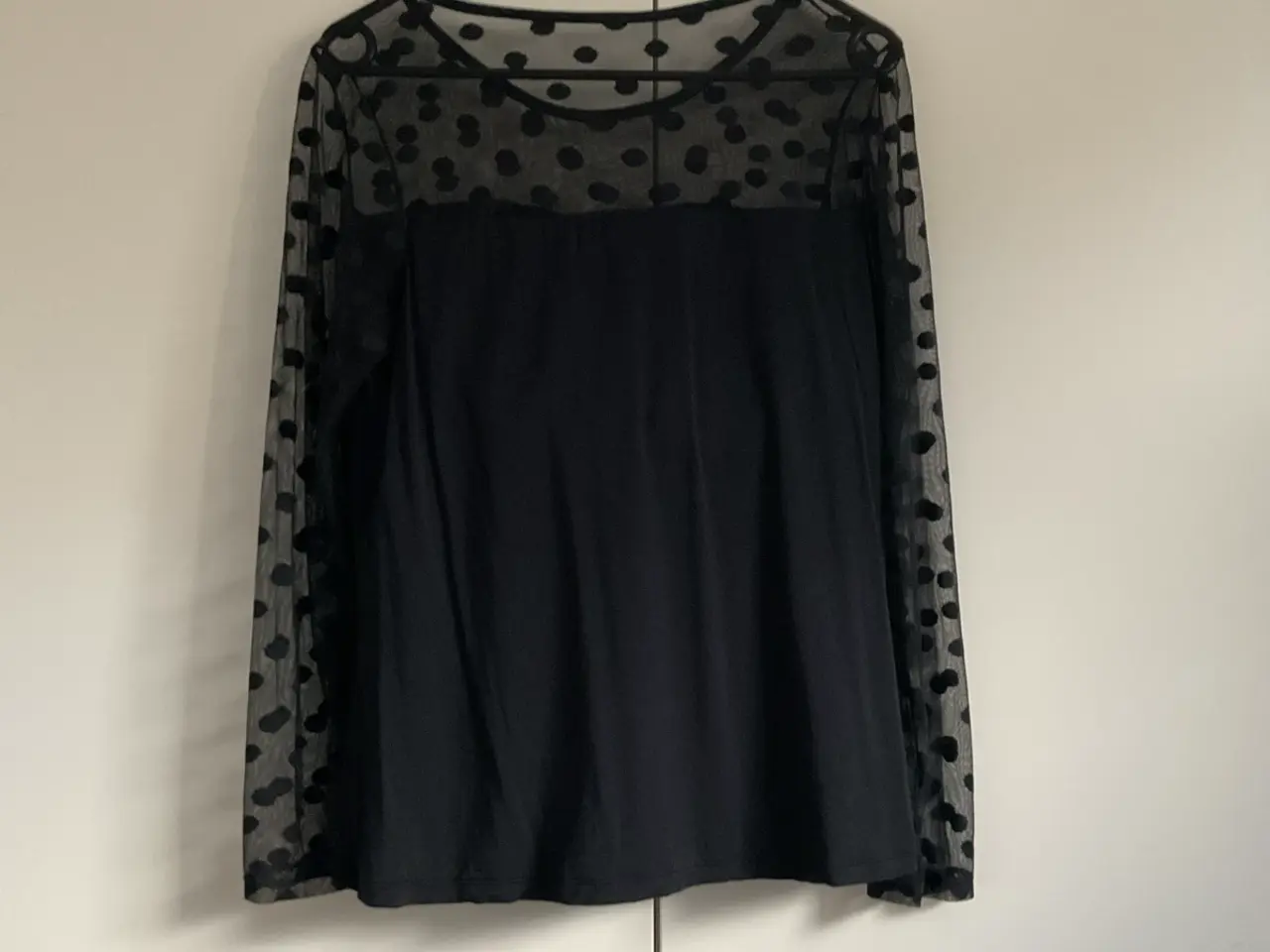 Billede 4 - Ny flot sort bluse fra Amoena St.M i blød viskose