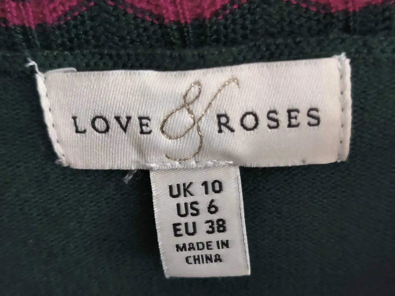 Billede 4 - Love & Roses strikkjole, ny men med lillebitte hul