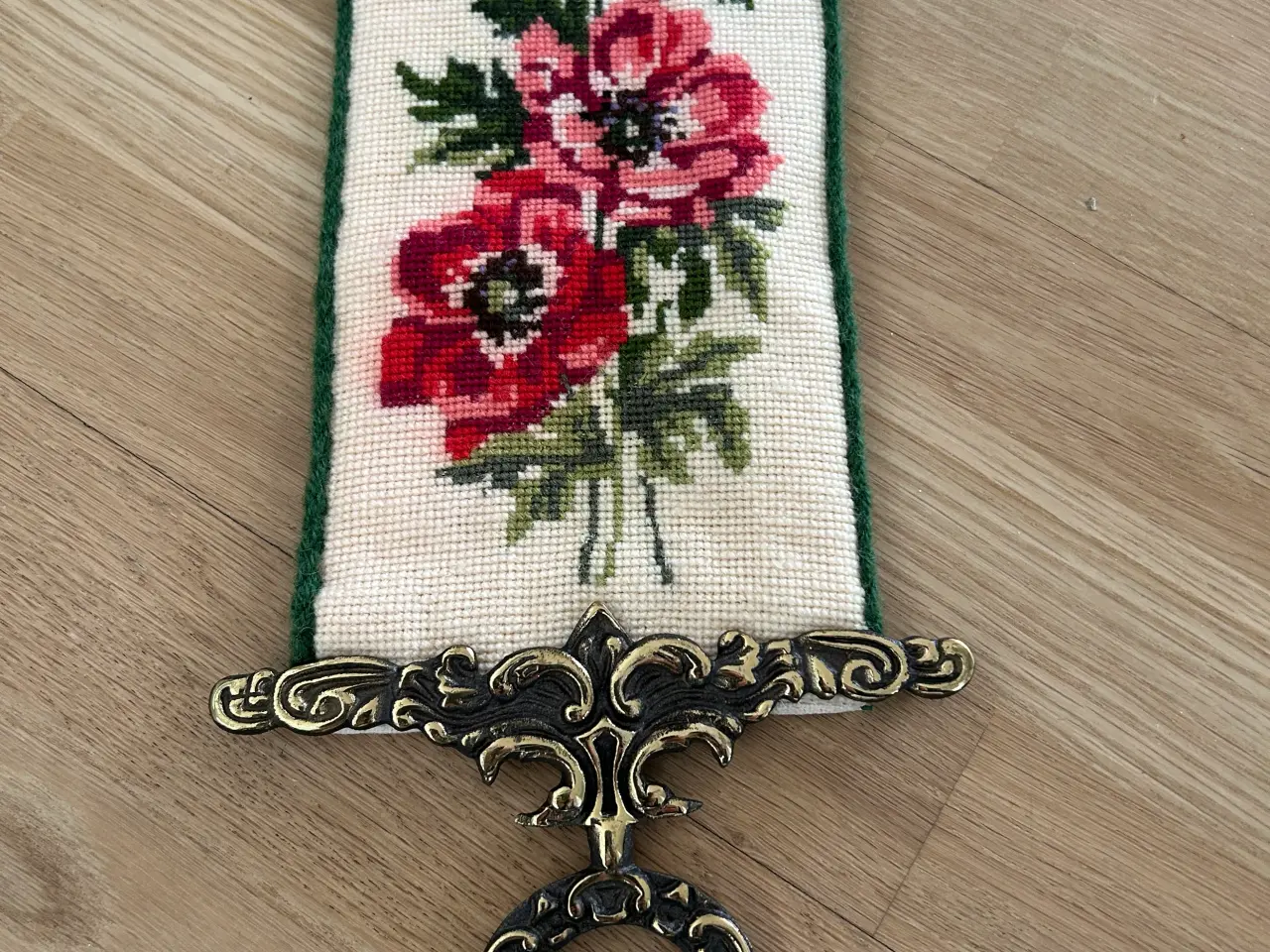 Billede 3 - Broderet klokkestreng med blomster deco
