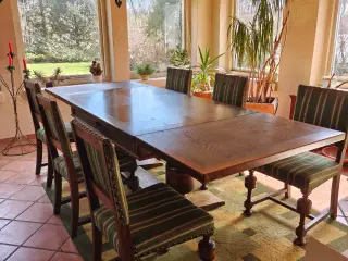 Massiv egetræsbord med 6 stole 