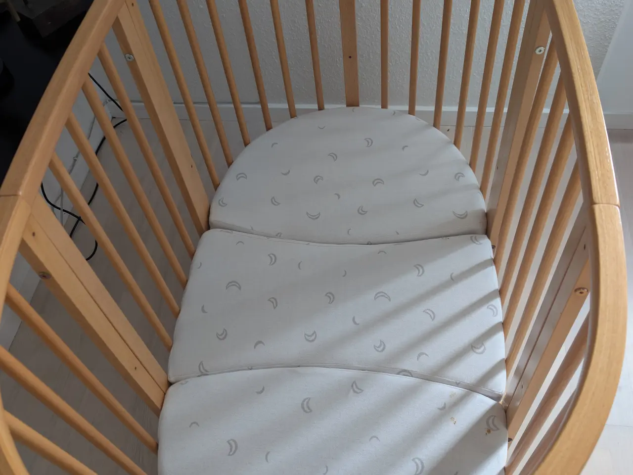 Billede 3 - Baby- børne seng. Slippi Stokke i bøg.