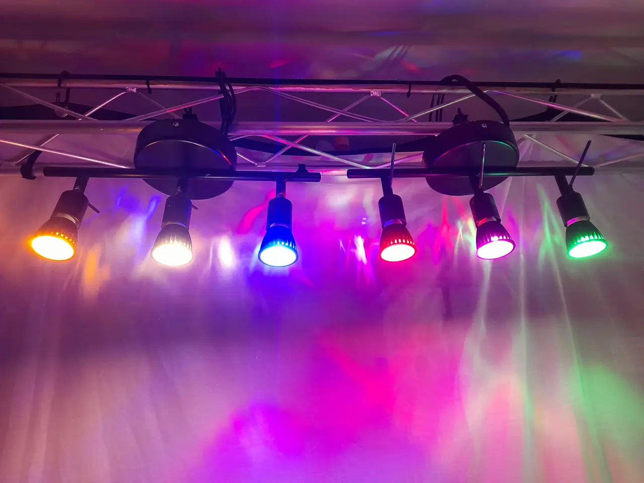 Billede 2 - Udlejes - 6 CH Løbe-Lysshow 6 kanal GU10 LED.