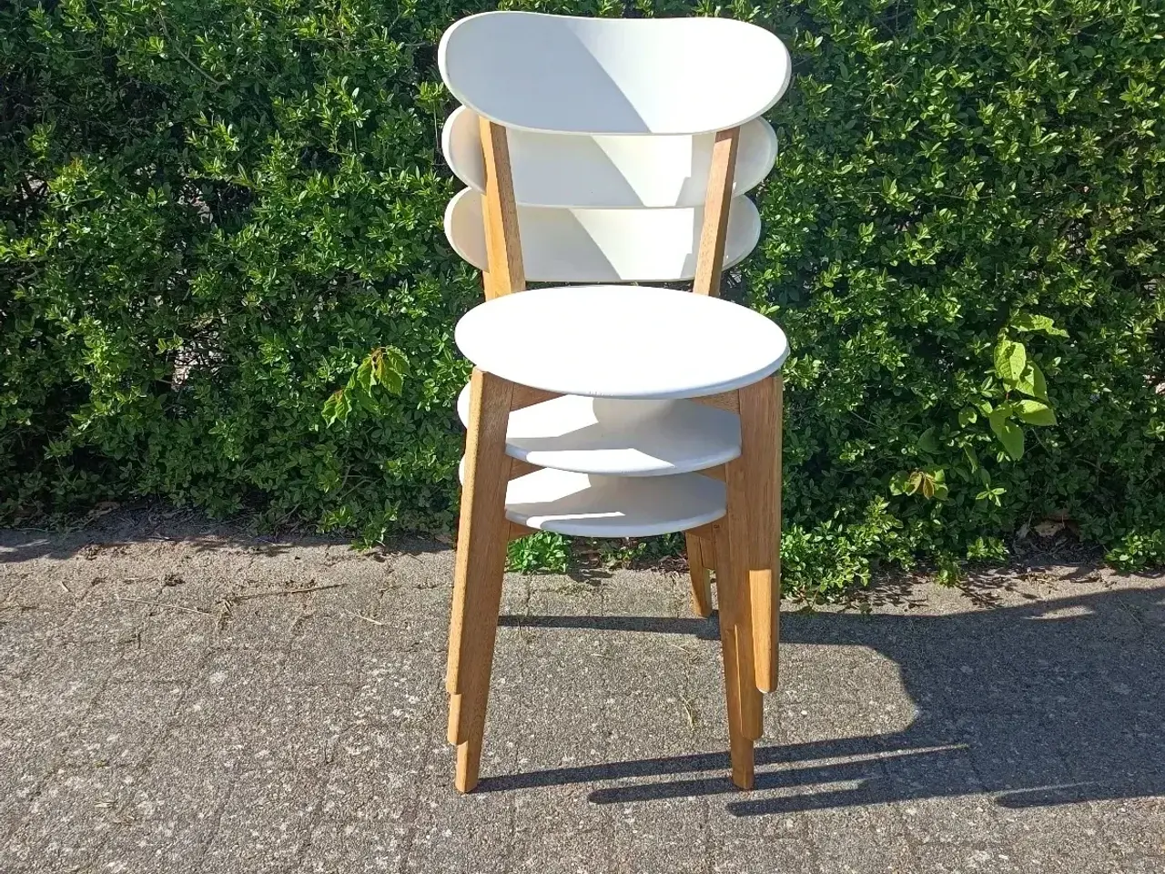 Billede 1 - Spisebords/stabelstole i fin stand.