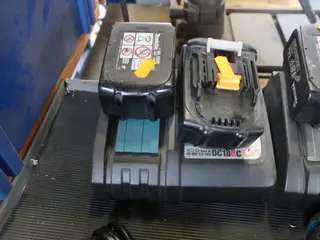 2 stk. batterier samt 1 stk. lader MAKITA