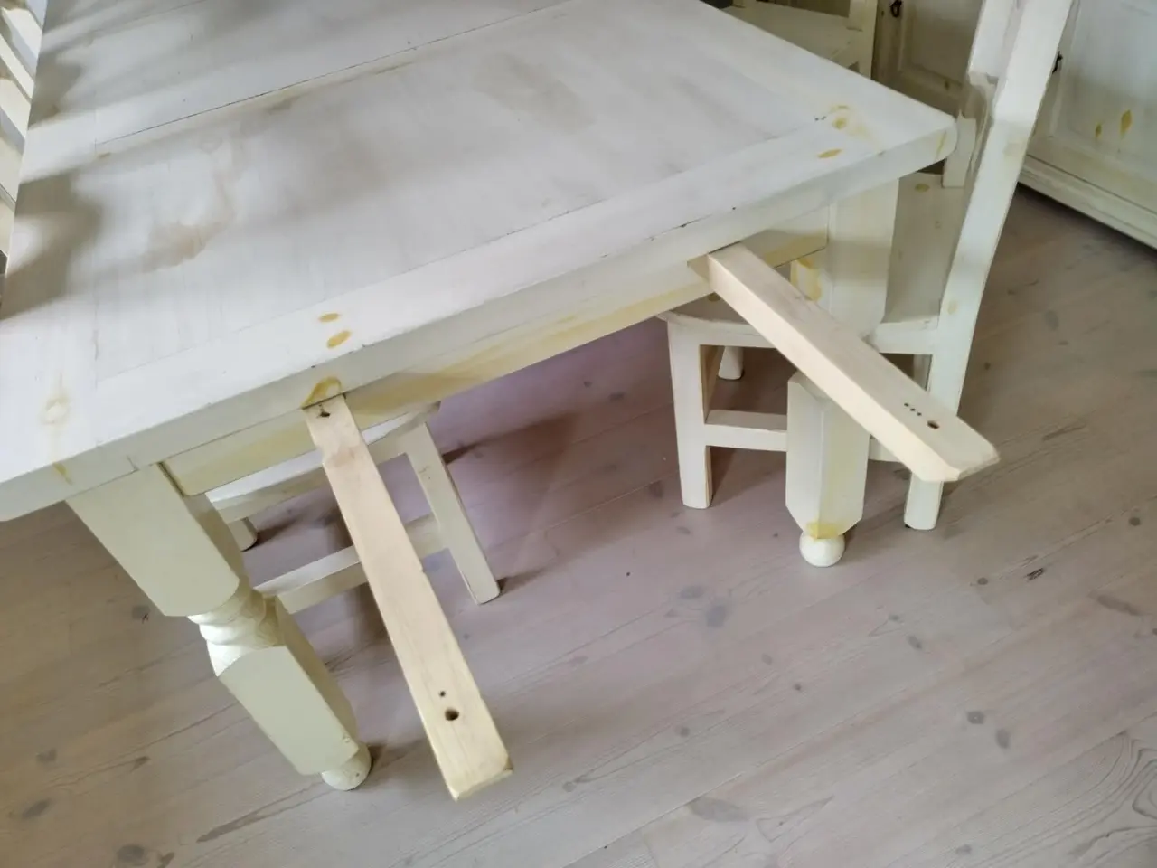 Billede 4 - Stort spisebord, 2 tillægsplader, 6 stole + skænk