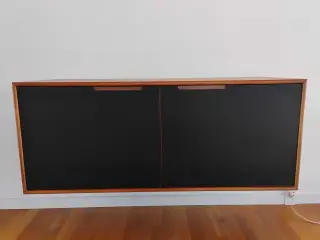 Virkelig pæn væghængt skab.