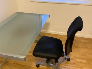 Skrivebord med glasplade