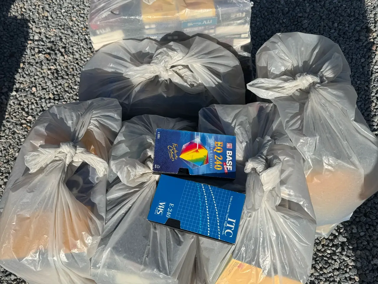 Billede 1 - 8 sække VHS bånd Sælges