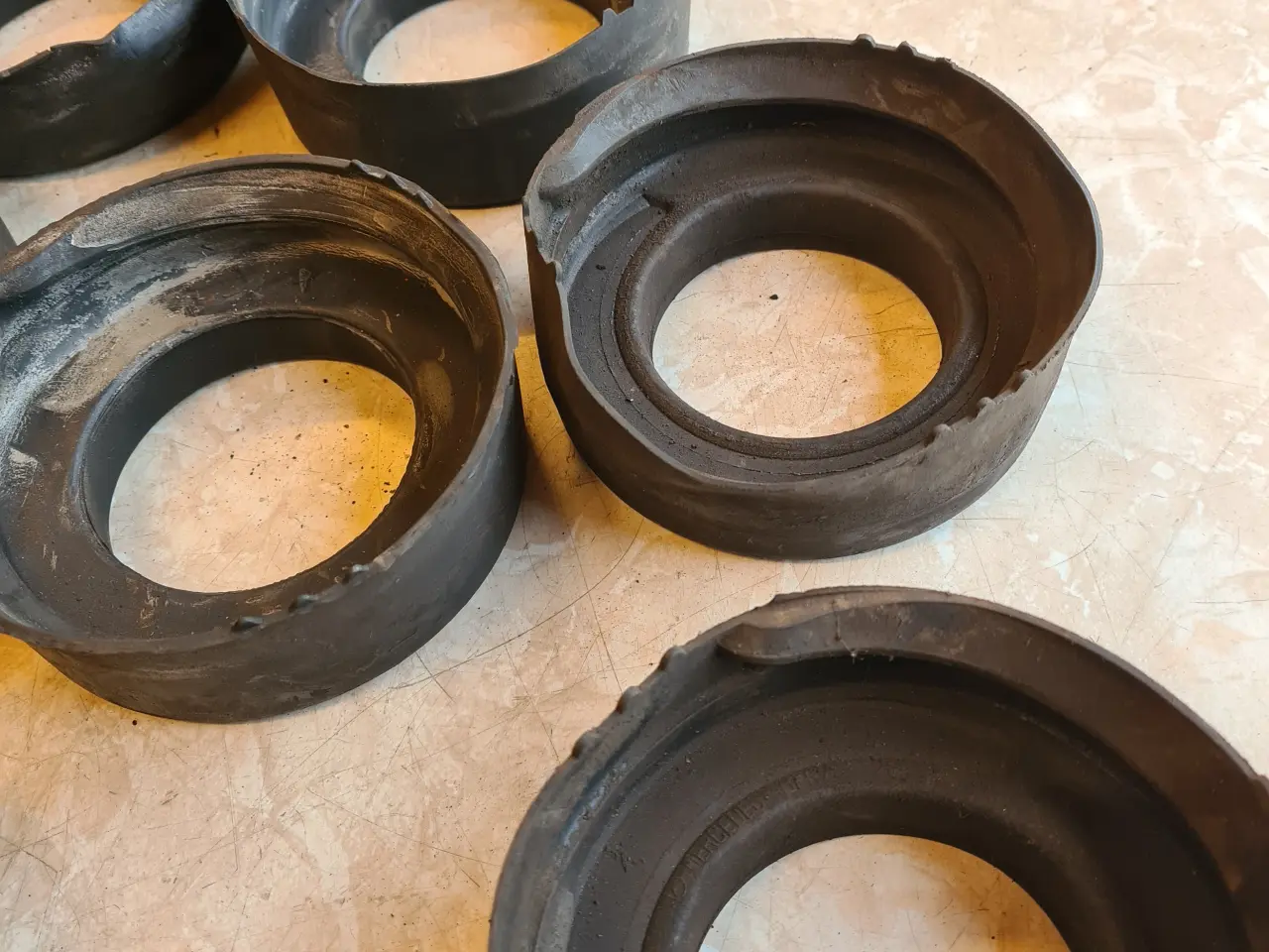 Billede 7 - Gummi underlag til for + bagfjedre