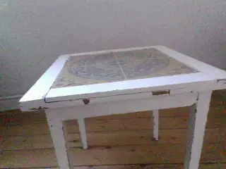 Mindre bord med patina