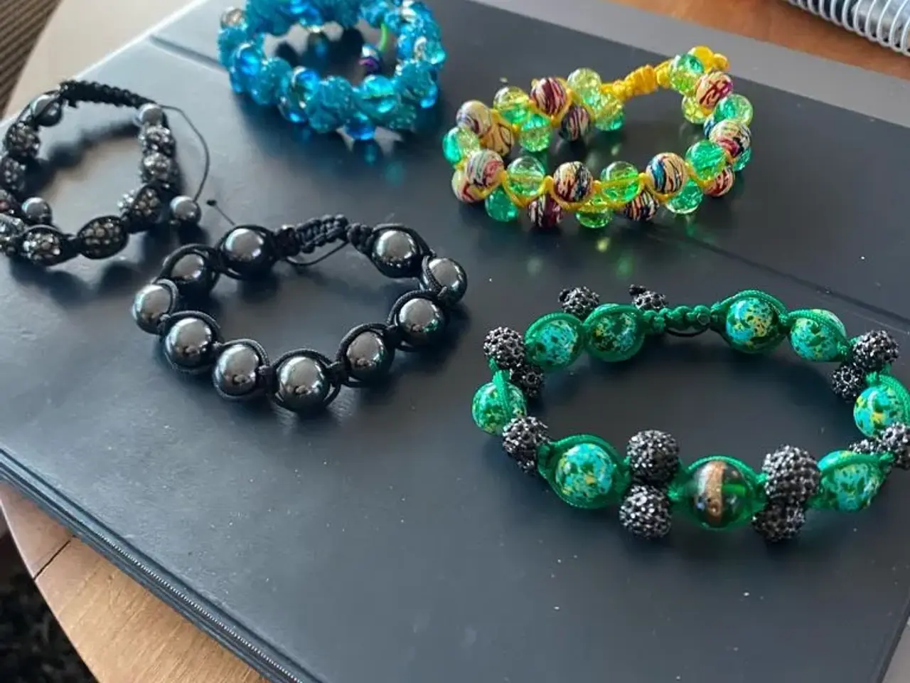 Billede 1 - Nye knyttede armbånd
