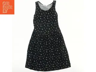 Sommerkjole med blomsterprint fra H&M (str. 134)