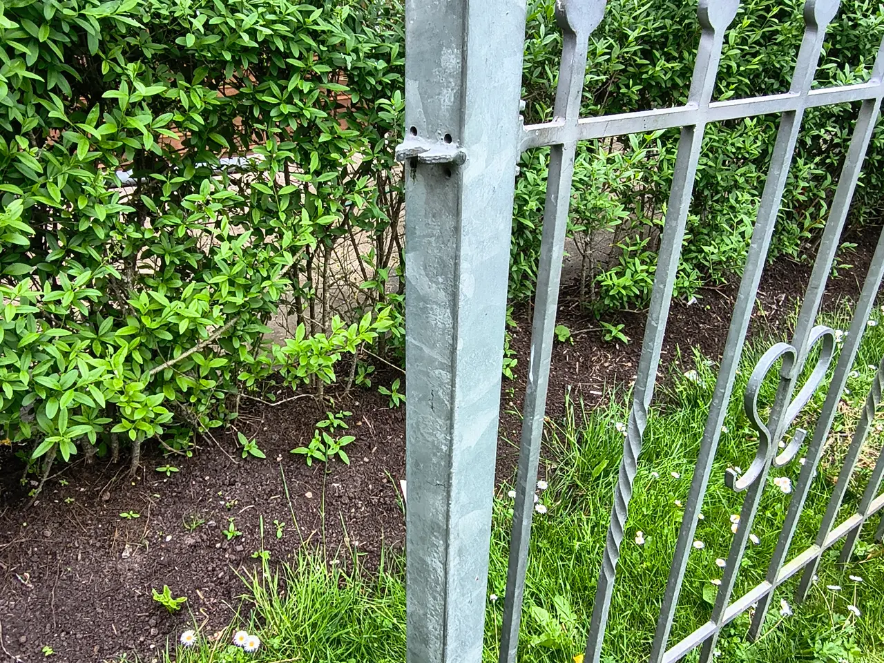Billede 11 - Smedejerns havehegn og havelåge