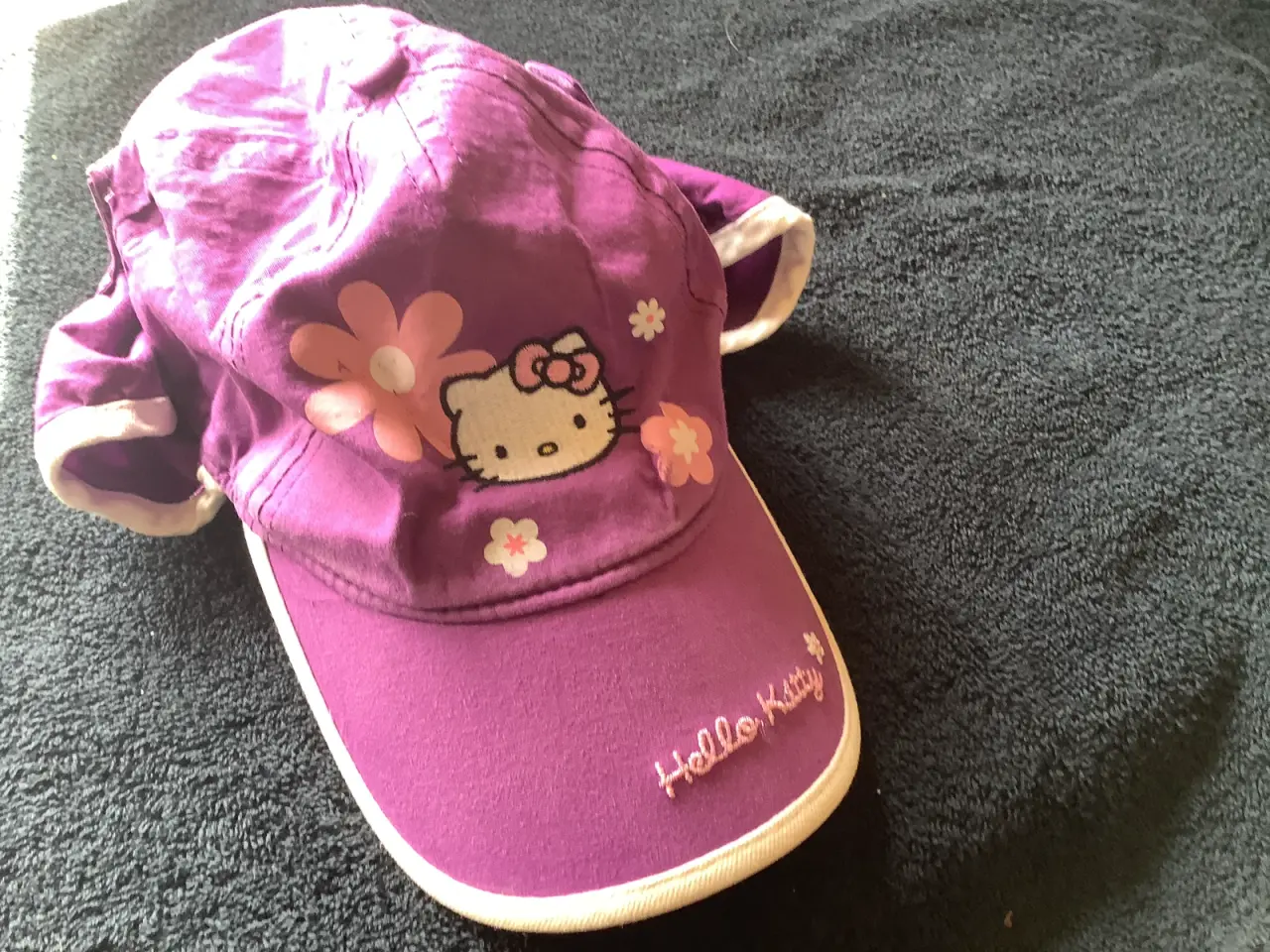 Billede 1 - Helt ny Hello Kitty solhat 0kr ved køb af andet